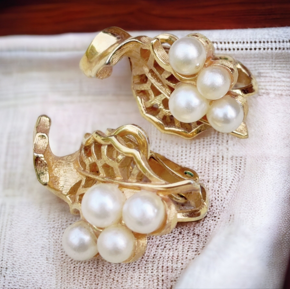 Vintage Crown Trifari Pearl leaves earrings